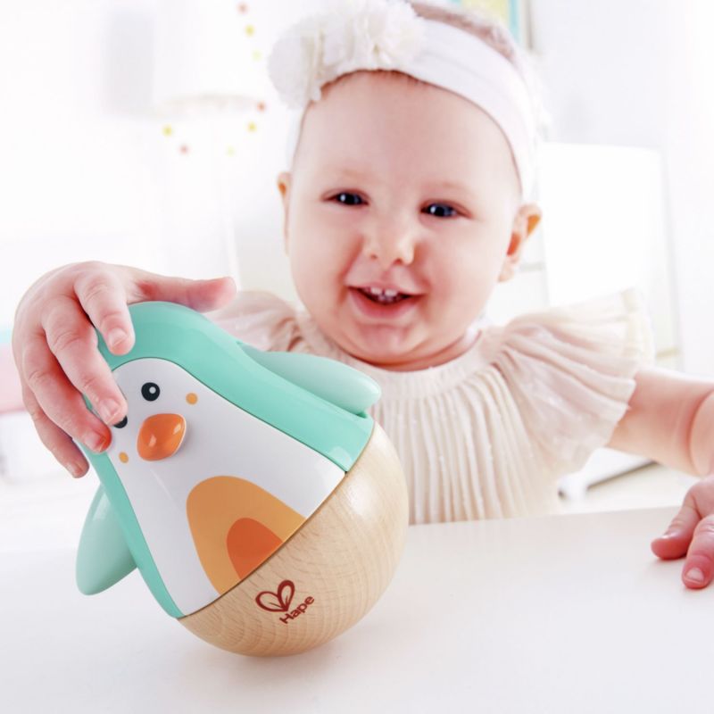 Image d'ambiance de présentation du produit Pingouin culbuto Turquoise - Hape